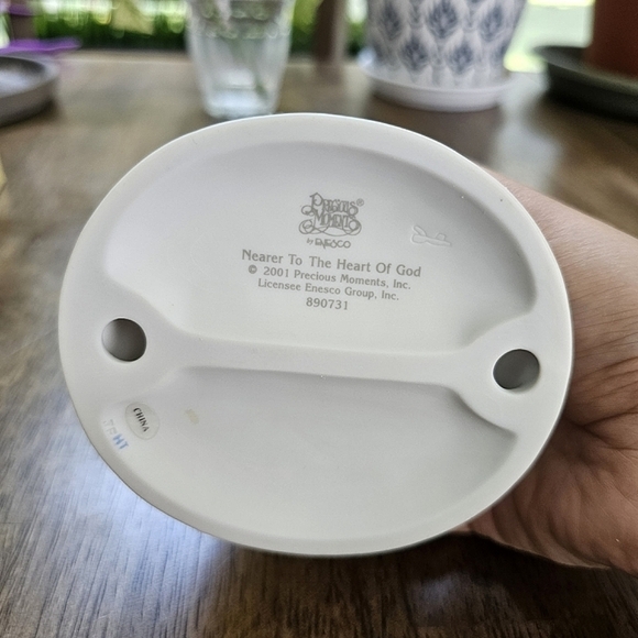 Precious Moments® 2001 "Nearer To The Heart Of God" Figurine #890731 - Picture 6 of 15